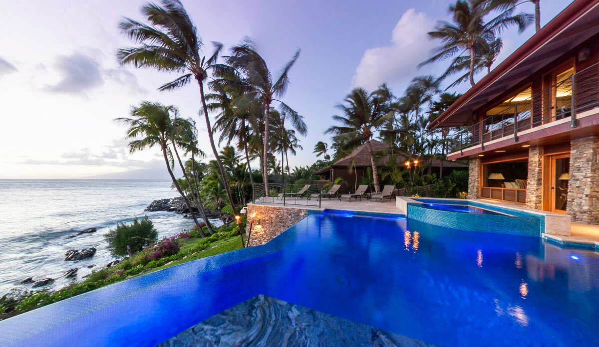Estate Pool by the beach with view of ocean